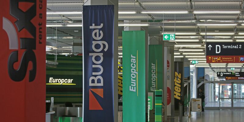 Mietwagenschalter am Flughafen. Die Preise sinken weiter, allerdings nicht mehr so schnell wie in den vergangenen Jahren.  - Foto: Oliver Berg/dpa