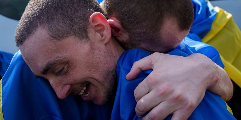 Russland und Ukraine tauschen erneut Gefangene aus. (Archivbild) - Foto: Evgeniy Maloletka/AP/dpa