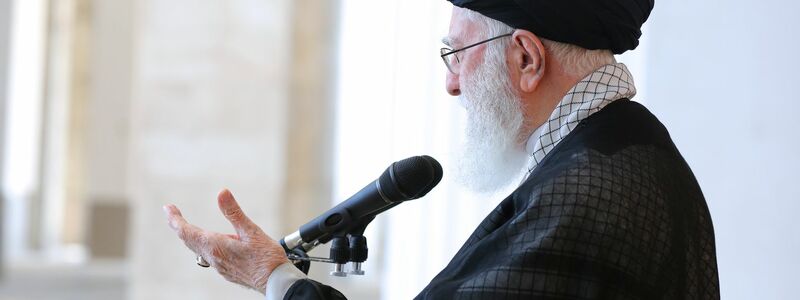 Irans Religionsführer Ajatollah Ali Chamenei hat den Raketenangriff auf Israel verteidigt. - Foto: -/Iranian Supreme Leader office/dpa