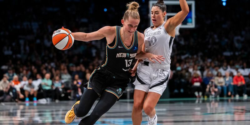 Leonie Fiebich (l) muss in den WNBA-Playoffs mit den New York Liberty in ein viertes Halbfinale gegen Las Vegas. - Foto: Corey Sipkin/AP/dpa