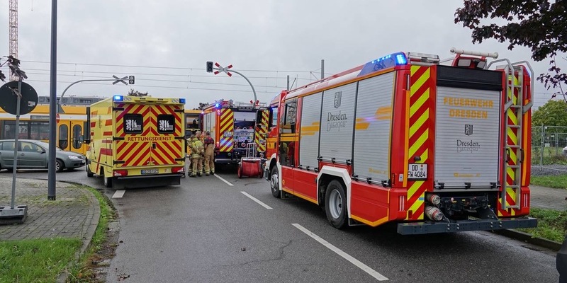 FW Dresden: Schwerer Verkehrsunfall zwischen Pkw und Straßenbahn - Foto: presseportal.de