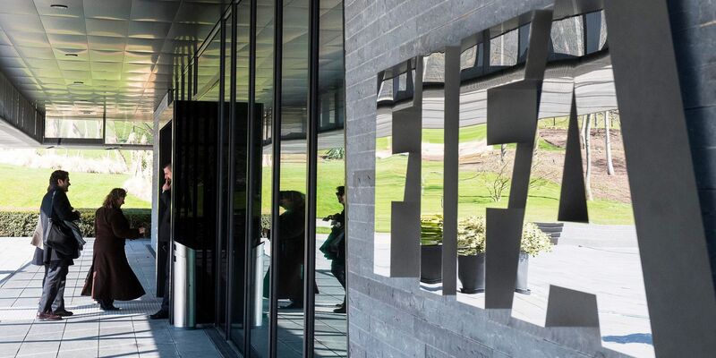 Die FIFA steht wegen ihrer Transferregeln unter Druck. - Foto: picture alliance / dpa