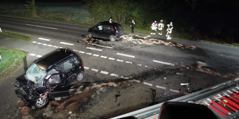 FFW Fredenbeck: Schwerer Verkehrsunfall mit eingeklemmten Personen / 20-jähriger lebensbedrohlich verletzt - Foto: presseportal.de