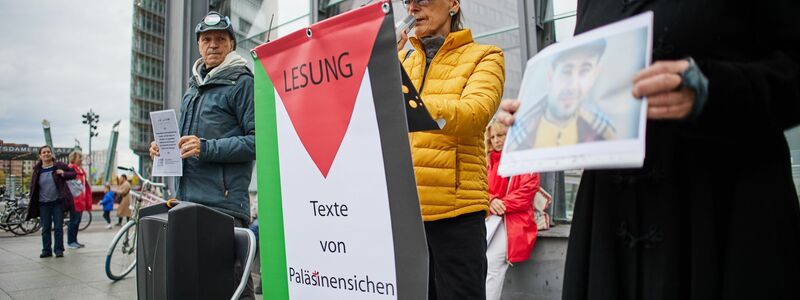 Es wurde auch aus Texten palästinensischer Schriftsteller vorgelesen - Foto: Joerg Carstensen/dpa