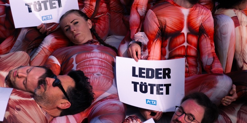 Aktuelles Bildmaterial von PETA-Großdemonstration in Köln: Mit Berg aus gehäuteten Menschen protestierten Tierschützer gegen millionenfaches Töten von Tieren für Lederprodukte - Foto: presseportal.de