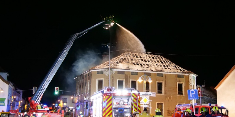 FW LK Neunkirchen: Brand eines leerstehenden Hotel-Restaurants in der Hauptstraße - Foto: presseportal.de