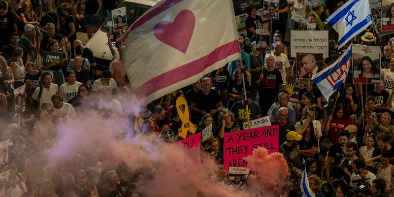 Protest für Geisel-Deal in Tel Aviv kurz vor dem Jahrestag des Hamas-Massakers. - Foto: Ariel Schalit/AP