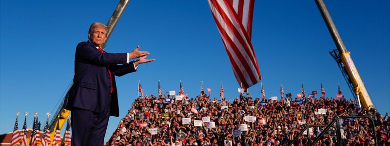 Trump bei seiner letzten Rede in Pennsylvania vor der US-Wahl - Foto: Evan Vucci/AP/dpa