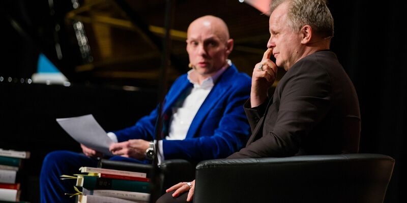 Verbindet eine lange Freundschaft und Zusammenarbeit: Schon 2015 saßen  Michael Lentz und Herbert Grönemeyer zusammen auf der Bühne und sprachen über die Texte des Musikers, damals bei der Lit.Cologne. - Foto: picture alliance / dpa