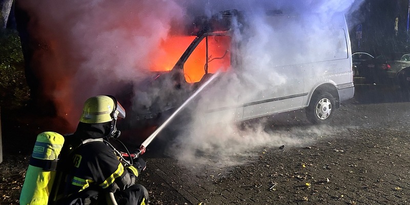 FW Moers: Am Sonntagmorgen brannte ein Kleintransporter an der Kirschenallee - Foto: presseportal.de