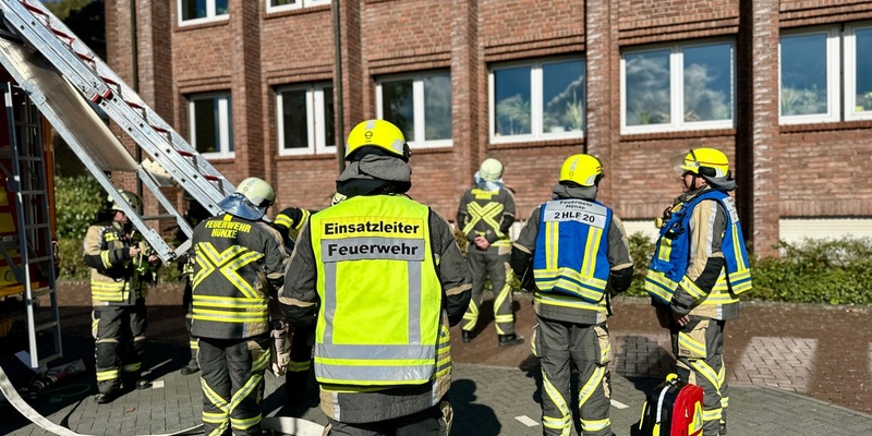 FW Hünxe: Mehrere Verletzte nach Kellerbrand - Feuerwehr übt im Rathaus Hünxe - Foto: presseportal.de