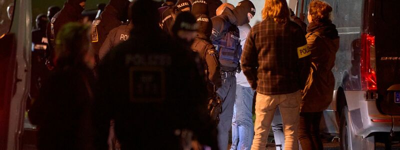 Die Polizei nahm die Personalien von Teilnehmenden auf. - Foto: ---/TNN/dpa