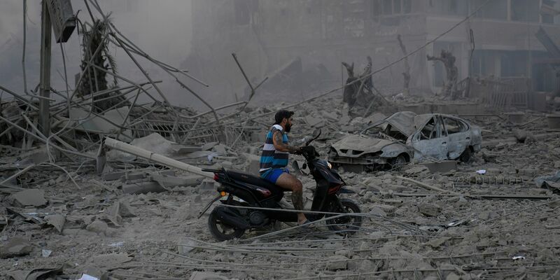 Viele Gebäude in den südlichen Vororten Beiruts sind komplett zerstört. - Foto: Hussein Malla/AP