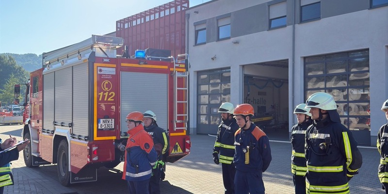 FW-EN: 18 Mitglieder der Feuerwehr Hattingen haben erfolgreich ihre Grundausbildung abgeschlossen - Foto: presseportal.de