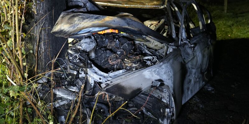 Bei dem Unfall starb der Beifahrer noch im Auto - Foto: Friedrich/Vifogra/dpa