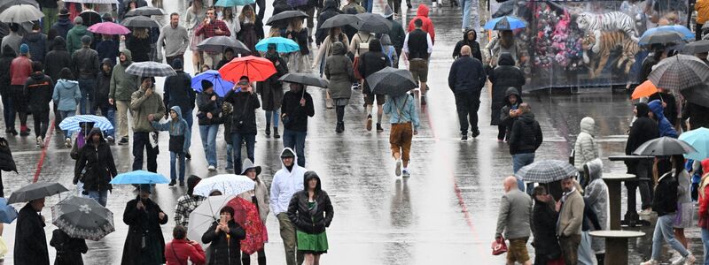 In den Zelten wird ausgelassen gefeiert.  - Foto: Felix Hörhager/dpa