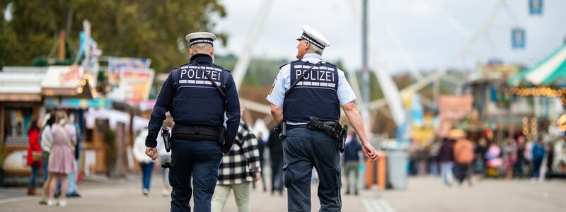 Hunderte Polizeibeamte sichern das Volksfest. - Foto: Christoph Schmidt/dpa