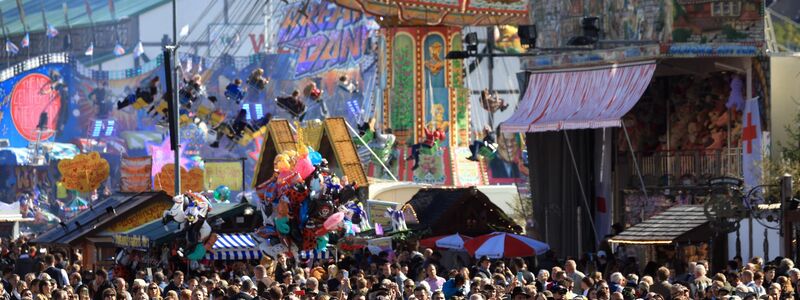 Böllerschützen schießen am letzten Wiesntag Salut.  - Foto: Karl-Josef Hildenbrand/dpa