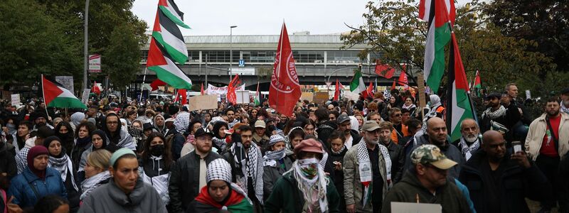 Zum Jahrestag des Hamas-Angriffs wird in Berlin gegen das Vorgehen Israels im Gazastreifen demonstriert.  - Foto: Jörg Carstensen/dpa