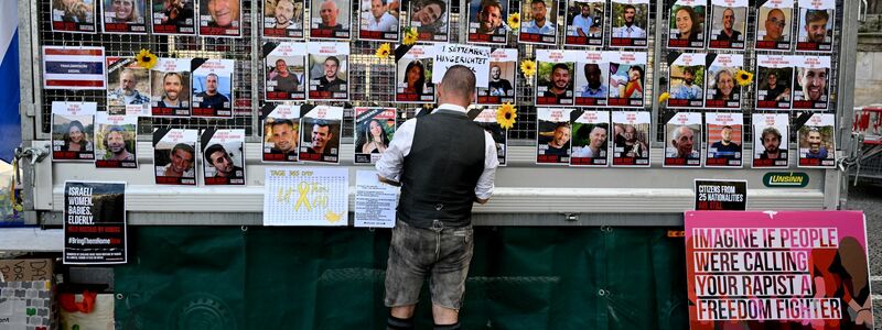 In München wird auf die noch immer von der Hamas festgehaltenen Geiseln erinnert.  - Foto: Felix Hörhager/dpa