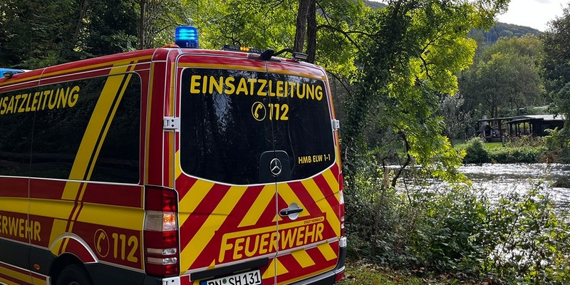 FW Heimbach: Person von Feuerwehr und DLRG aus Wasser gerettet - Großeinsatz am Heimbacher Staubecken - Foto: presseportal.de