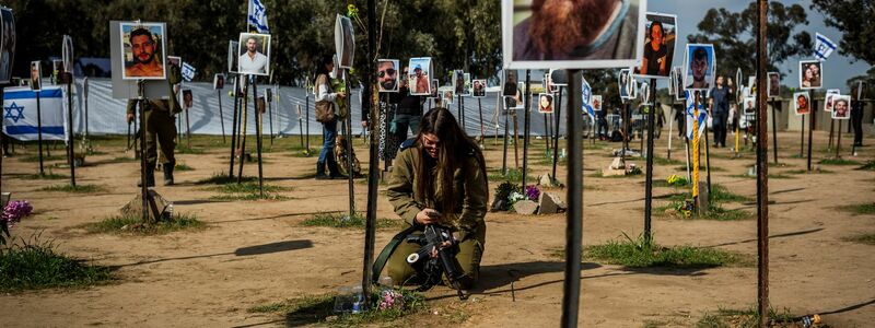 In Israel wird der Opfer des Terrorangriffs vom 7. Oktober gedacht.   - Foto: Ilia Yefimovich/dpa