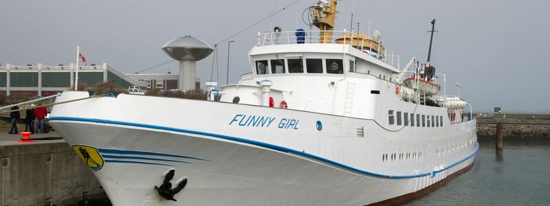 Das Helgolandschiff erreicht Büsum.  - Foto: Christian Charisius/dpa