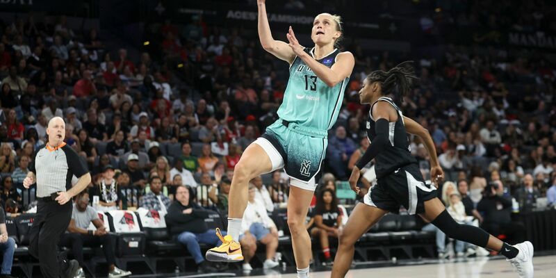 Sabrina Ionescu (links) steht mit den New York Liberty erneut in den Finals der WNBA. - Foto: Ian Maule/AP/dpa