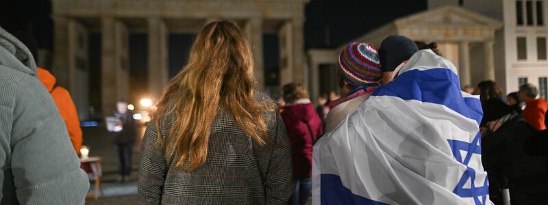 In Berlin begann das Gedenken an die Opfer des Überfalls bereits am frühen Morgen am Brandenburger Tor.  - Foto: Sebastian Christoph Gollnow/dpa