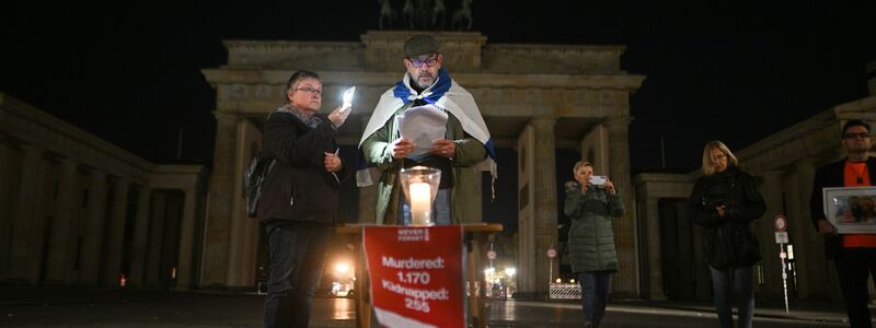 Aktivisten lasen um 5.29 Uhr, dem Zeitpunkt des Überfalls vom 7. Oktober 2023, die Namen der Opfer vor.  - Foto: Sebastian Gollnow/dpa