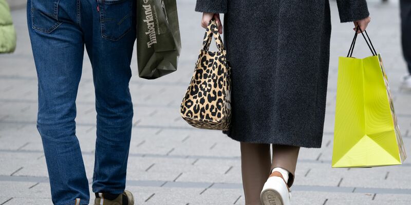 Die Verbraucherstimmung hellt sich etwas auf, die Einschätzung der gesamtwirtschaftlichen Entwicklung bleibt aber pessimistisch. - Foto: Sven Hoppe/dpa