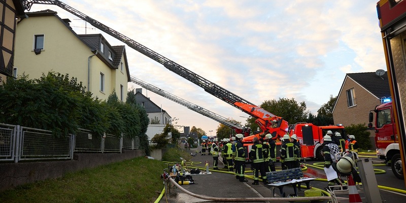 FW Rösrath: Dachstuhlbrand in Mehrfamilienhaus - Foto: presseportal.de