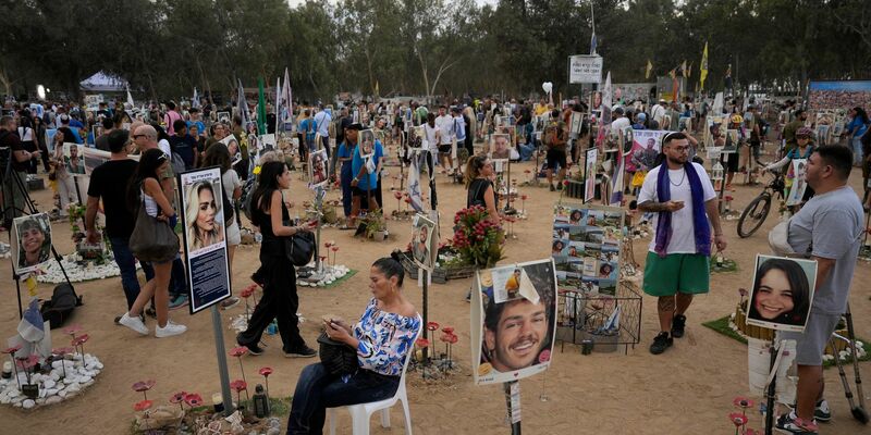Israelis gedenken am Schauplatz des Nova-Musikfestivals der Opfer des Hamas-Massakers vor genau einem Jahr. - Foto: Ariel Schalit/AP/dpa