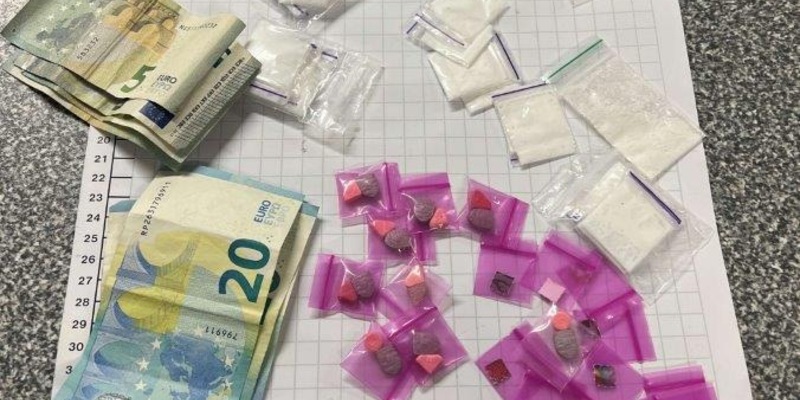 BPOL NRW: Bundespolizei stellt 21-Jährige mit buntem Strauß an Drogen - Foto: presseportal.de