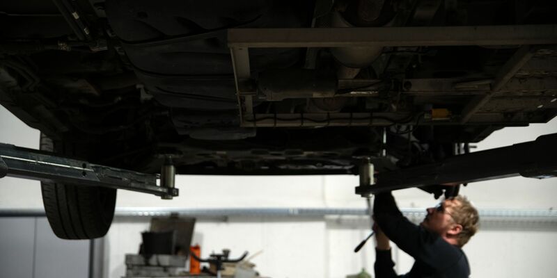 Wegen Ersatzteilpreise beim Auto könnten sich auch die Versicherungsprämien von Autohaltern erhöhen (Archivfoto).  - Foto: Pia Bayer/dpa