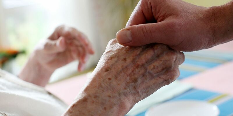 Der Pflegeversicherung fehlt Geld - dennoch ist sie laut Gesundheitsministerium nicht von Pleite bedroht. - Foto: Oliver Berg/dpa