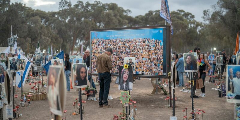 Angehörige und Freunde trauern am 7. Oktober. - Foto: Ilia yefimovich/dpa
