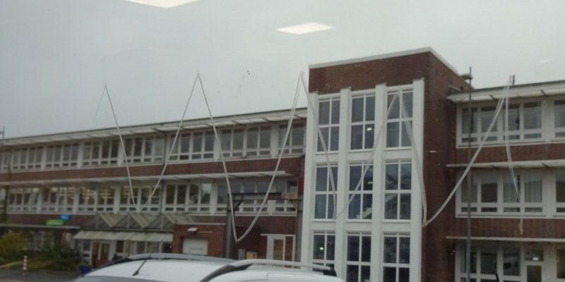 POL-WHV: Gewerbegelände Roffhausen - Sachbeschädigung an 23 Glaseinlassungen- Zeugenaufruf - Foto: presseportal.de