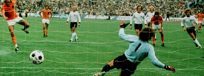 Eines seiner bekanntesten Tore: Johan Neeskens trifft im WM-Endspiel 1974 gegen Deutschland zur 1:0-Führung. - Foto: picture-alliance / dpa