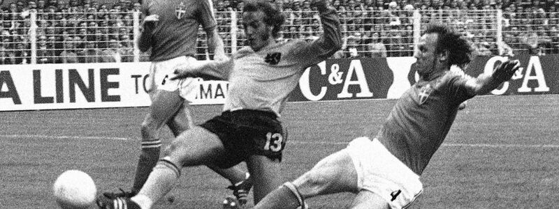 Johan Neeskens (M) wurde zweimal Vize-Weltmeister mit den Niederlanden. - Foto: Uncredited/AP