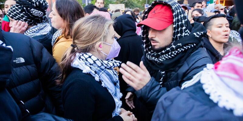 In Berlin-Kreuzberg nahmen mehrere Hundert Menschen an einer Demonstration mit dem Titel «Solidarität mit Palästina» teil.  - Foto: Christoph Soeder/dpa