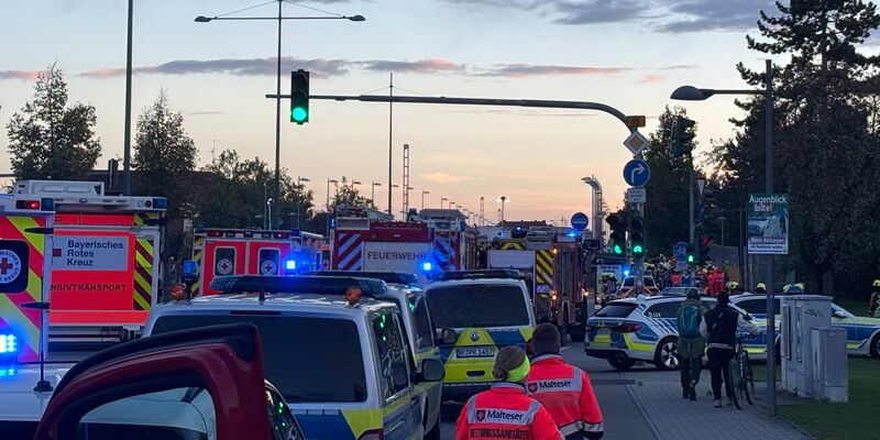 Ein Linienbus ist auf einer Donaubrücke in einen vorausfahrenden Bus gefahren.  - Foto: vifogra/dpa