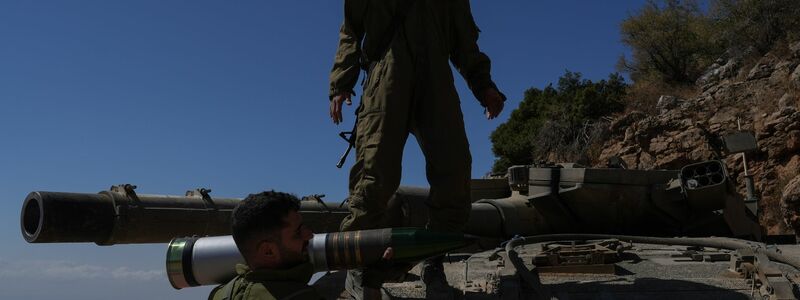 Im Einsatz gegen Stellungen der Hisbollah im Südlibanon verstärkt Israel seine Bodentruppen. - Foto: Ayal Margolin/JINI via XinHua/dpa