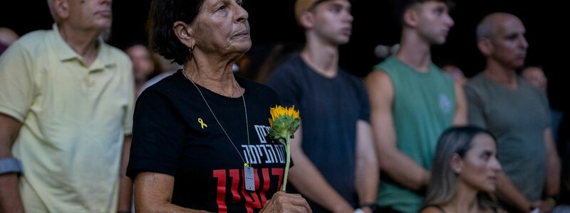 Ein Jahr nach dem Massaker der Hamas in Israel haben viele Menschen der Opfer gedacht.   - Foto: Ilia Yefimovich/dpa