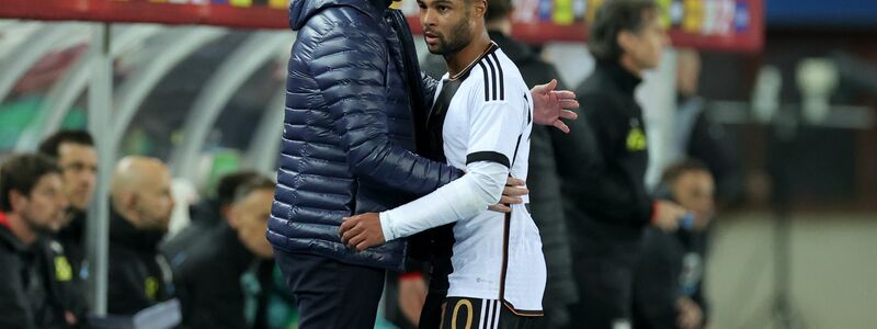 Wieder vereint: Bundestrainer Julian Nagelsmann (l) und Serge Gnabry, hier bei dessen bislang letzten Länderspieleinsatz in Österreich im November 2023. - Foto: Christian Charisius/dpa