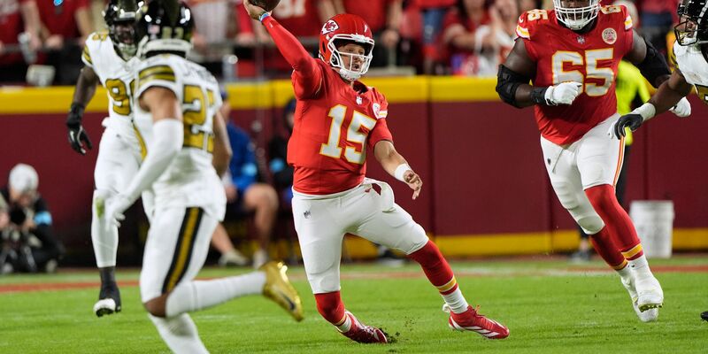 Travis Kelce von den Kansas City Chiefs musste gegen die New Orleans Saints viel einstecken. - Foto: Charlie Riedel/AP/dpa