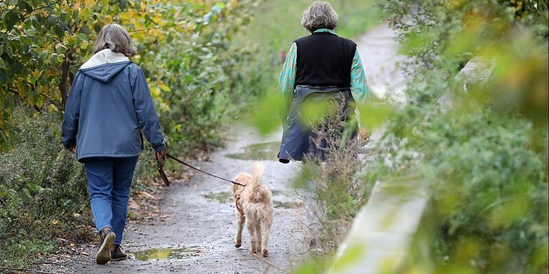 Zwei Frauen gehen mit einem Hund Gassi (Archiv) - Foto: über dts Nachrichtenagentur