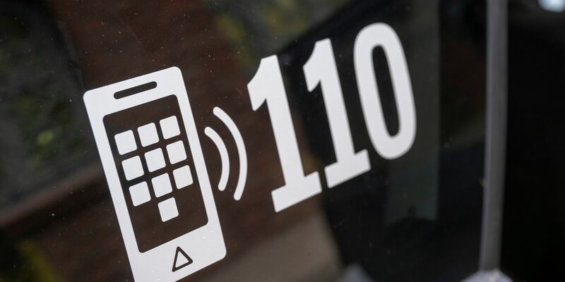 Weil ein Junge Hilfe bei einem Videospiel braucht, ruft er heimlich die Polizei. (Symbolbild) - Foto: Peter Kneffel/dpa