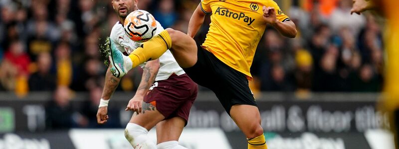 Hwang Hee-Chan (r) von Wolverhampton Wanderers soll diskriminierend beleidigt worden sein. - Foto: Nick Potts/PA Wire/dpa