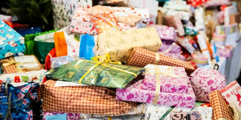 Jeder Fünfte kauft Weihnachtsgeschenke schon im Oktober oder früher. - Foto: Christoph Soeder/dpa